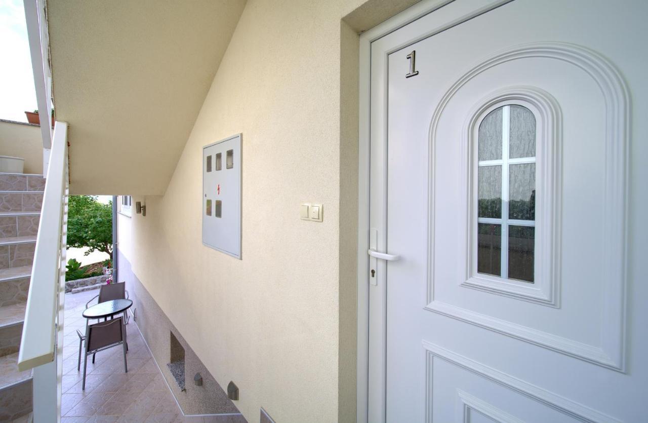 Apartmani Mara Matic Malinska Ngoại thất bức ảnh