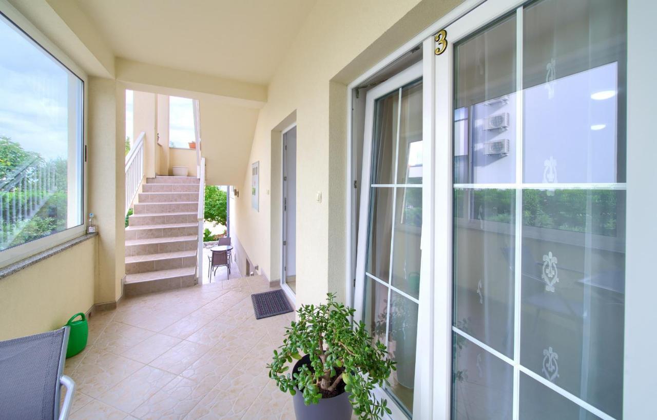 Apartmani Mara Matic Malinska Ngoại thất bức ảnh