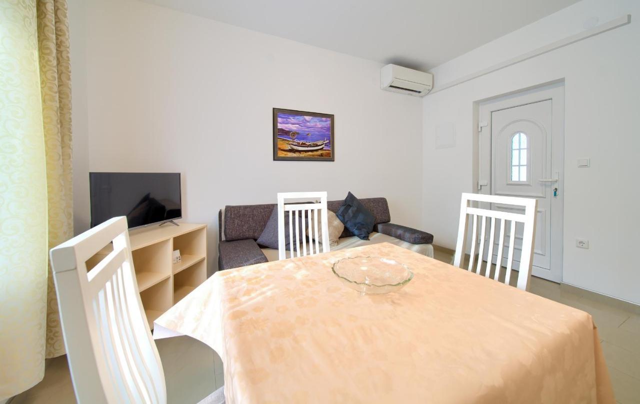 Apartmani Mara Matic Malinska Ngoại thất bức ảnh